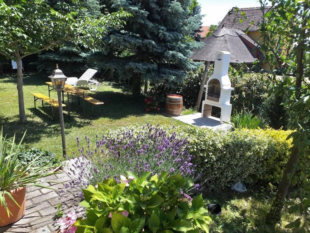 Art Inn Apartmanhaz Balaton-גיינסדיאס מראה חיצוני תמונה