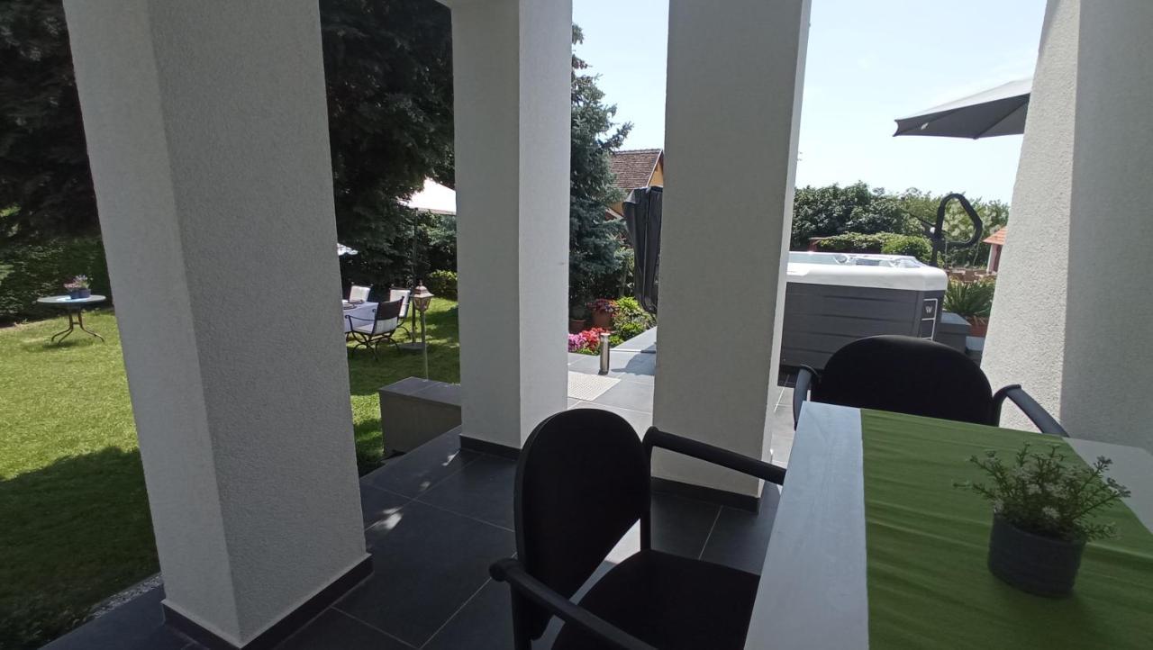 Art Inn Apartmanhaz Balaton-גיינסדיאס מראה חיצוני תמונה